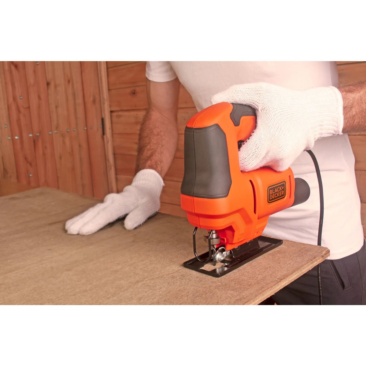 Caladora Black&Decker BES602-QS 400W 18mm con una hoja de sierra