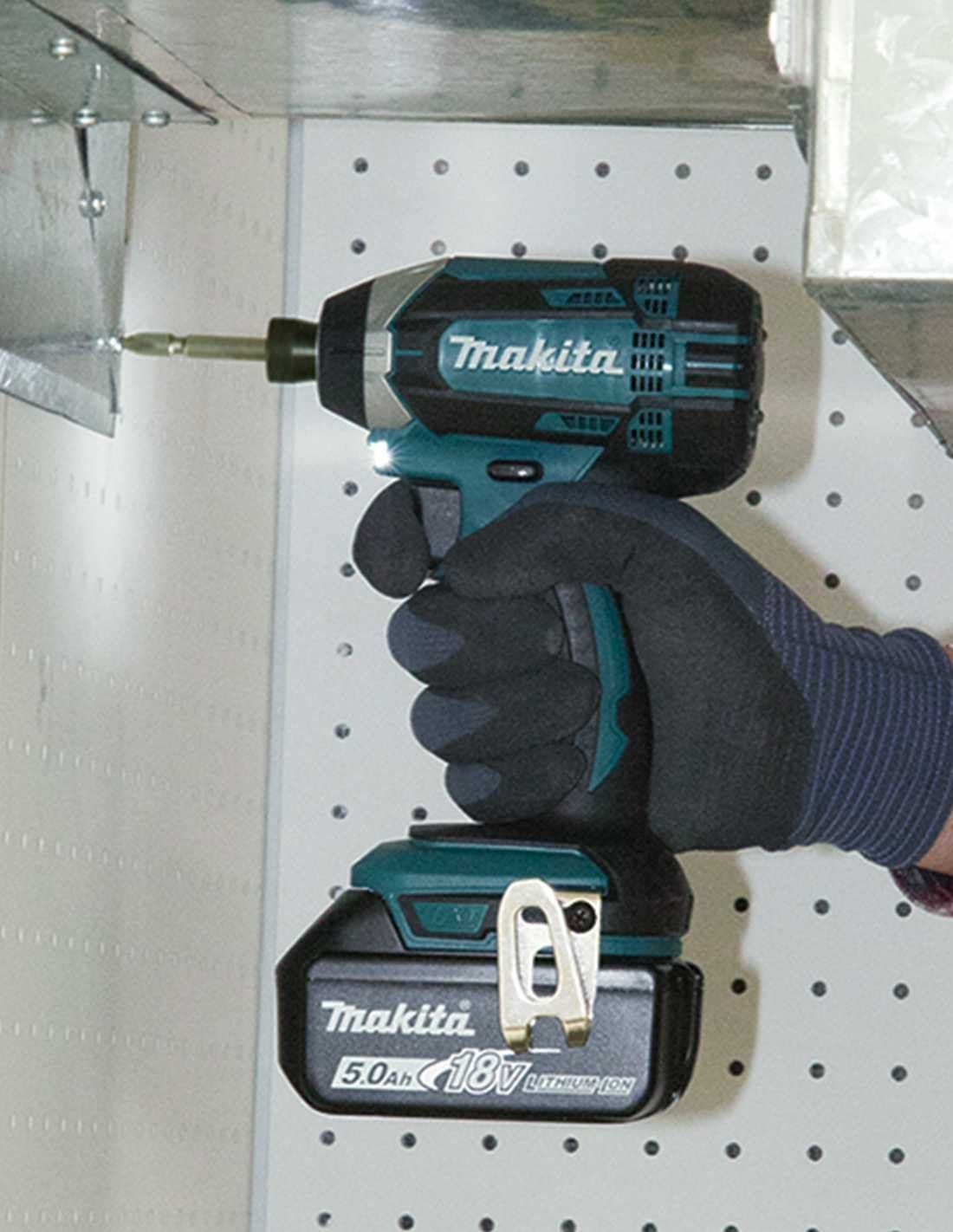 Kit Makita con 8 herramientas + 3 bat 5.0Ah + cargador + 2 bolsas DLX8171BL3