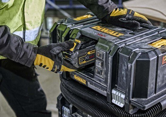 Aspirador Sólidos y líquidos 54V XR Flexvolt Clase M Dewalt + 2 baterías 6.0Ah y cargador DCV586MT2